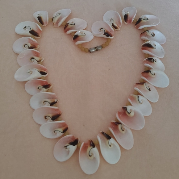 Vintage Jewelry - Vintage Luhuanus Strombus Spiral Strawberry Conch Shell Necklace Boho Beach